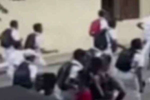 இலங்கையில் இரு பாடசாலை மாணவர்களுக்கு இடையே மோதல்!