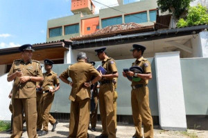 இலங்கையில் குடும்பத் தகராறில் வீட்டின் மீது பெற்றோல் குண்டு வீசிய கணவன் - மனைவி பலி