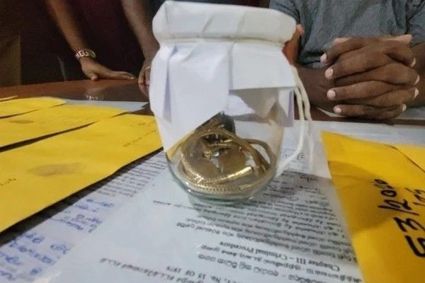 யாழில் அதிர்ச்சி - தாலிக்கொடி அறுத்த பெண் உட்பட மூவர் கைது