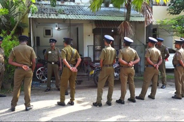  அறிமுகமில்லாதவர்களிடமிருந்து உணவு பொருட்கள் எதையும் பெற வேண்டாம் - இலங்கையர்களுக்கு எச்சரிக்கை