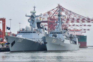 கொழும்பில் நங்கூரமிட்டுள்ள பாகிஸ்தானின் 2 போர்க்கப்பல்கள்