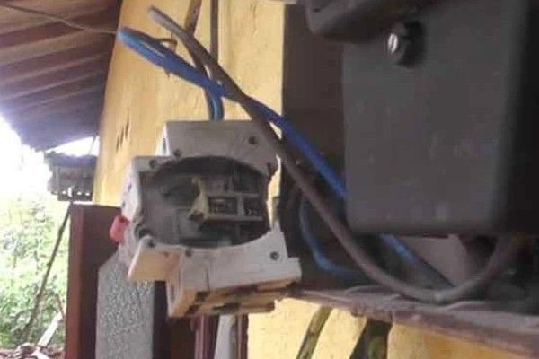 மின்னல் அச்சுறுத்தலால் தத்தளிக்கும் இலங்கையின் ஒரு கிராமம்