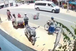 யாழில் நீதிமன்றம் சென்று திரும்பிய மனைவி, சகோதரன் மீது கணவன் கத்திக்குத்து!