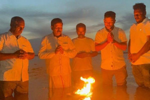 நந்திக்கடலில் மலர்தூவி, சுடரேற்றி உணர்வுபூர்வமாக அஞ்சலி சுடரேற்றி உணர்வுபூர்வமாக அஞ்சலி
