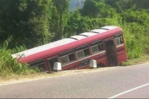இலங்கையில் வீதியை விட்டு விலகி விபத்திற்குள்ளான பேருந்து - பலர் காயம்