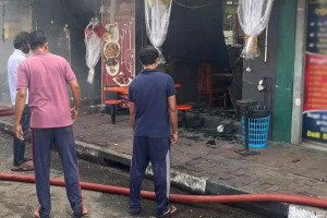 இலங்கையில்  உணவகம் ஒன்றில் தீ விபத்து - மூவர் உயிரிழப்பு!