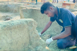 செம்மணி புதைகுழிக்குள் இருந்து மோதிரத்துடன் மீட்கப்பட்ட விரல் எலும்பு