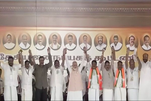 தே.ஜ., கூட்டணி பொதுக்கூட்டத்தில் பிரதமருடன் மேடையேறிய தலைவர்கள்!