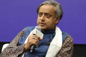 ராகுல் பங்கேற்ற நிகழ்ச்சியில் அவமதிப்பு: காங்., கூட்டத்தை புறக்கணித்தார் சசி தரூர்