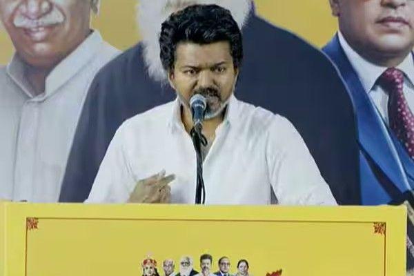 அரசியலமைப்பின் மாண்பைக் காக்க இந்நாளில் உறுதியேற்போம் - விஜய்