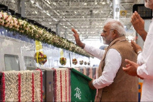 இந்தியாவின் முதல் அதிவேக நமோ பாரத் ரயில் சேவையை தொடங்கி வைத்தார் பிரதமர் மோடி