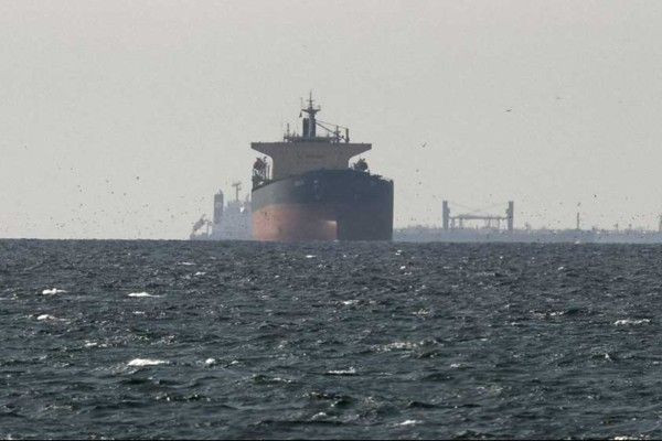 ஹார்முஸ் ஜலசந்தி வழியாக குஜராத் வந்தது இந்திய கப்பல் நந்தா தேவி!