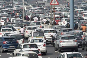 பெட்ரோலில் இயங்கும் வாகனங்களுக்கு வருகிறது டில்லியில் தடை