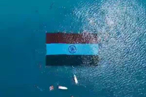 கடலுக்கு அடியில் 2,400 சதுர மீட்டரில் பிரமாண்ட தேசியக்கொடி!