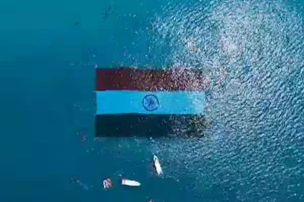 கடலுக்கு அடியில் 2,400 சதுர மீட்டரில் பிரமாண்ட தேசியக்கொடி!