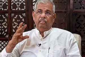 தி.மு.க.-அ.தி.மு.க. சேர்ந்து ஆட்சி அமைக்க உரிமை கோரினாலும் சாத்தியம்தான் - கவர்னர் அர்லேகர்