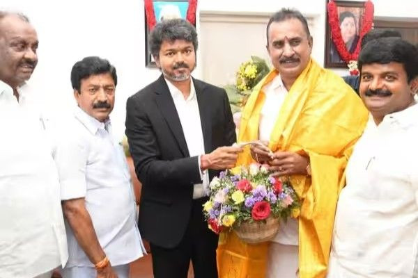 அதிமுக அணி ஆதரவை ஏற்ற விஜய்!