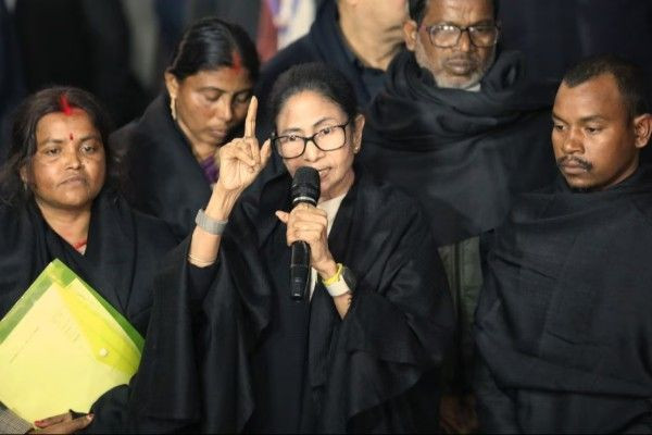 வழக்கறிஞராக அவதாரம் எடுத்த மம்தா; கருப்பு அங்கியில் களமிறங்கி வாதம்