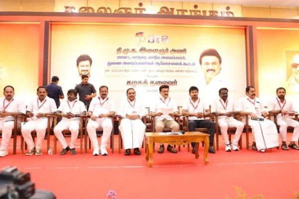 முதுகில் குத்திய காங்கிரஸ் கட்சிக்கு கண்டனம்: தி.மு.க. இளைஞர் அணி கூட்டத்தில் தீர்மானம்