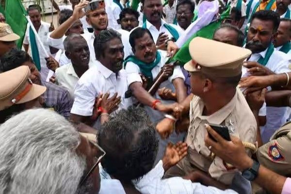 பயிர்க்கடன் முழு தள்ளுபடியை வலியுறுத்தி தமிழகம் முழுதும் விவசாயிகள் போராட்டம்