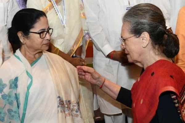 கட்சிகள் இணைப்பு இல்லை : காங்கிரஸ் - திரிணமுல் காங்கிரஸ்  மறுப்பு