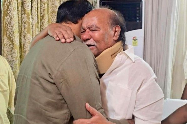ராமதாஸ் - அன்புமணி கட்டியணைப்பு: கண்கள் பனித்தன; இதயங்கள் சேர்ந்தன
