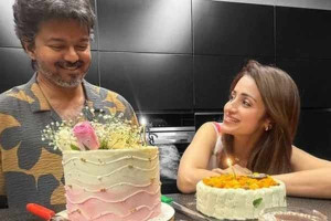 விஜய் பிறந்தநாளை கேக் வெட்டி  கொண்டாடிய திரிஷா !