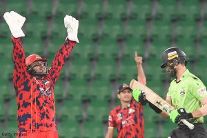 பாகிஸ்தான் சூப்பர் லீக்கில் பயத்தை காட்டிய ஜம்பா - போராடி வென்ற வார்னர் படை