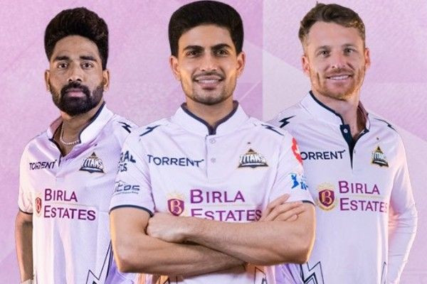 லாவெண்டர் நிற ஜெர்சியை அணிந்த குஜராத் டைட்டன்ஸ்