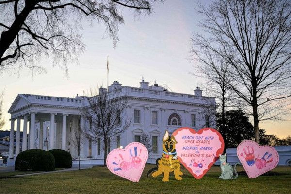  காதலர் தின கொண்டாட்டம்: அமெரிக்க வெள்ளை மாளிகை வெளியிட்ட வைரல் பதிவு