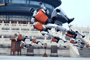  சீனாவில் குங்ஃபூ செய்து அசத்திய மனித உருவ ரோபோக்கள்