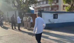 நடிகர் சல்மான் கானின் வீட்டின் முன்பாக துப்பாக்கிச் சூடு