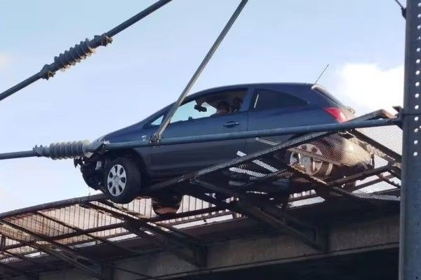 ஒரு கார் SNCF ரயில் பாதையின் மின்கம்பிகளில் தொங்கியதால் le Havre – Paris இடையிலான போக்குவரத்து பாதிப்பு!!