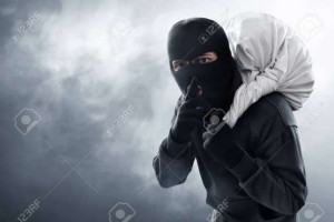 Drancy avenir வணிக வளாகத்தில் முகமூடி அணிந்து கொள்ளை! மூவர் கைது!