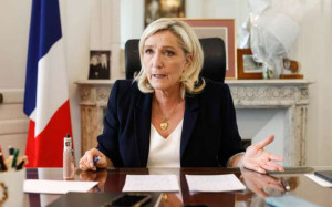 Pas-de-Calais மாவட்ட ஆலோசகர் பதவி நீக்கத்துக்கு எதிராக வழக்கு தொடரும் மரின் லு பென்...