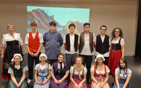 "கல்விக்காக ஒதுக்கும்  பணத்தில் சேமிப்பது வெட்கக்கேடானது": மாணவர்கள் மற்றும் பெற்றோர் போராட்டம்!!