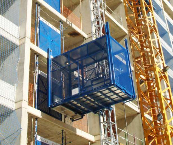 பரிஸில் கட்டுமான தளத்தில் லிப்ட் காபின் விழுந்து தொழிலாளர் உயிர் ஆபத்தில்!!