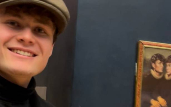 பாதுகாப்பை தாண்டி லூவ்ரில் தங்களது ஓவியத்தை தொங்கவைத்த பெல்ஜிய டிக்‌டாக்கர்கள்!!