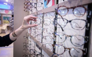 கண் பரிசோதகர் மீது 2.4 மில்லியன் யூரோக்கள் மோசடி வழக்கு!!