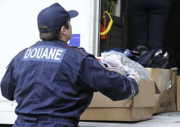 எறும்புகளின் கடத்தல்: சுங்க கண்காணிப்பில் 81.6 கிலோ புகையிலை, 71 கள்ளப்பொருட்கள் பறிமுதல்!!