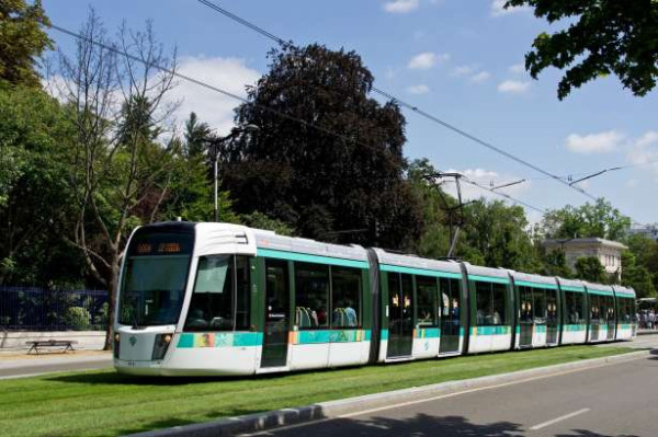 பரிஸ் T3 டிராமில் தோழிக்காக தற்காப்பு செய்தவர், 5 முறை குத்தப்பட்டார்!!