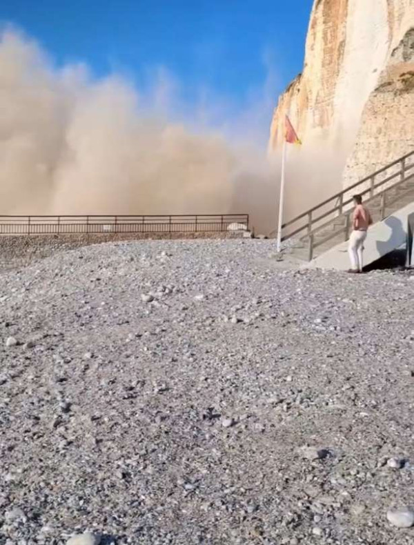 ஒரு போர் விமானத்தின் சத்தம் போல நார்மண்டி கடற்கரையில் ஒரு பாறை சரிந்து விழுந்தது!!