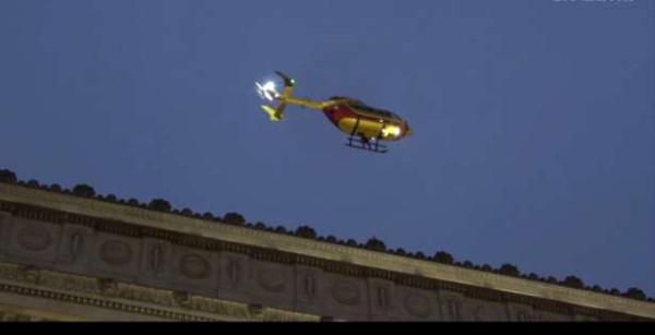 அணையா விளக்கின் மேல்பகுதியில் தவறி விழுந்த ஒருவர் ஹெலிகாப்டர் மூலம்  வெளியேற்றப்பட்டார்!!