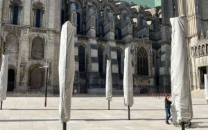 Chartres பேராலயத்தை சுற்றி மரங்களுக்குப் பதிலாக நிழல் குடைகளா? அதிர்ச்சியில் மக்கள்!