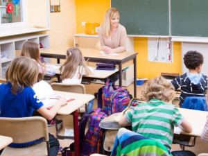 ஆசிரியர்கள் சொந்த பணத்தில் கல்வி செலவுகள் செய்வதால் விரக்தி!!