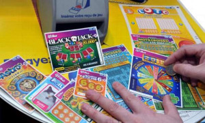 FDJ லொரி விபத்துக்கு உள்ளாகி வீதியில் பரவிய ஸ்கிராட்ச் டிக்கெட்டுகள்!!