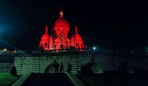 பரிசின் நினைவுச்சின்னங்கள் ஏன் இன்று சிவப்பு ஒளியில் ஒளிர்கின்றன?