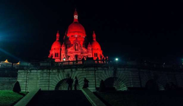 பரிசின் நினைவுச்சின்னங்கள் ஏன் இன்று சிவப்பு ஒளியில் ஒளிர்கின்றன?