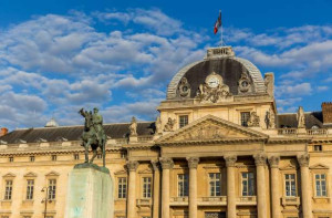 பரிஸ் இராணுவப் பள்ளியில் தீ விபத்து : 130 தீயணைப்பு வீரர்கள் குவிப்பு!