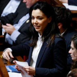 புடினுக்கு ஆதரவாக பரிசில் நடந்த பேரணியில்  LFI நாடாளுமன்ற உறுப்பினர் கலந்துகொண்டாரா?